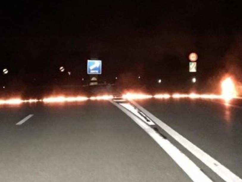 Barrage de flammes nocturne à la sortie d'un tunnel de l'A16