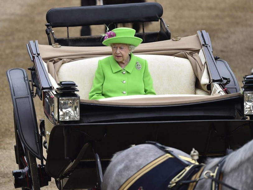 Défilé militaire et parade aérienne pour les 90 ans de la Reine