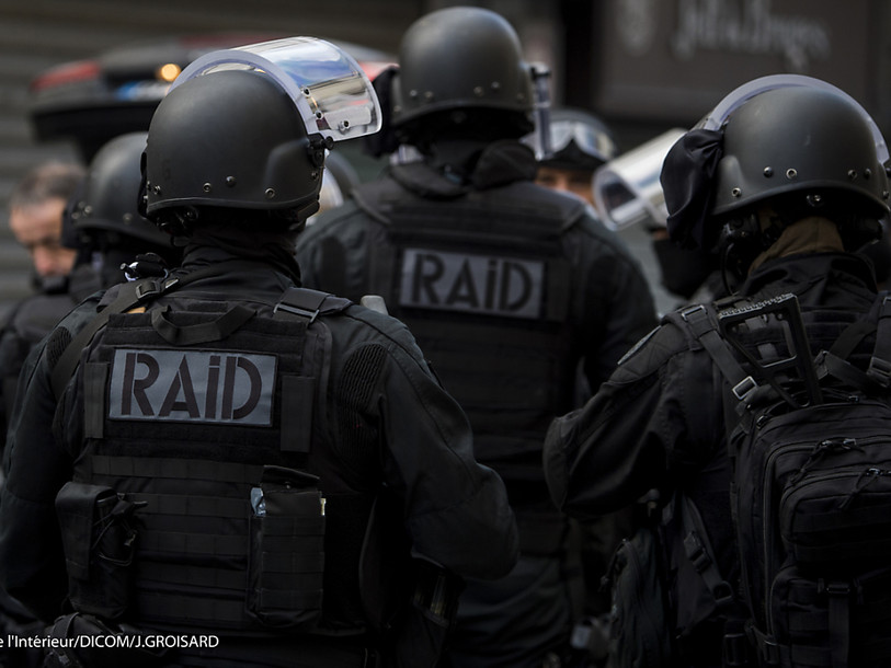 Un homme prend des otages près de Paris après avoir tué un policier