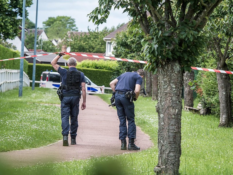 Policier tué en France: deux complices présumés inculpés et écroués