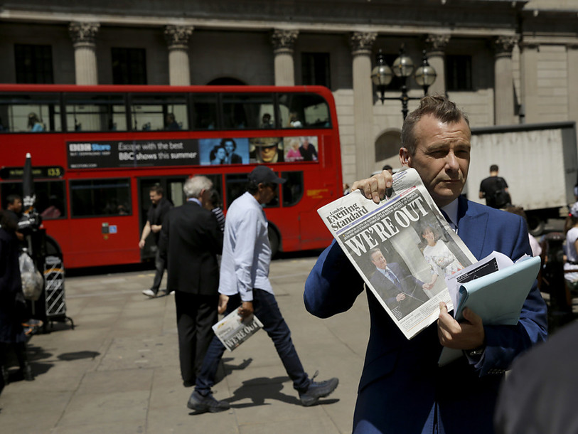 Les Britanniques quittent l'UE et provoquent un séisme mondial