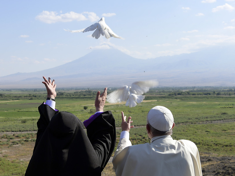 Le pape termine sa visite en Arménie par un lâcher de colombe