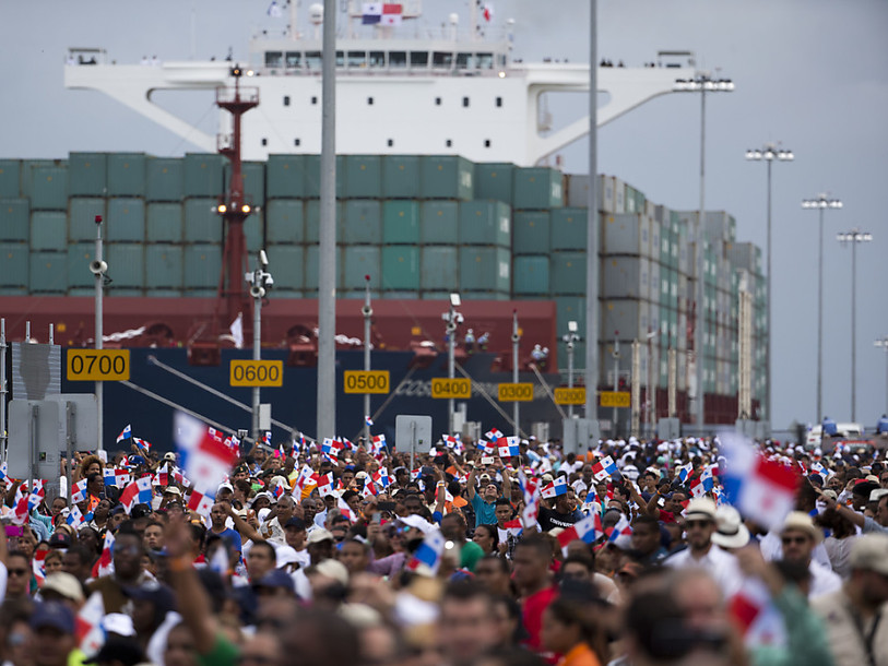 Un porte-conteneur chinois inaugure le canal de Panama élargi