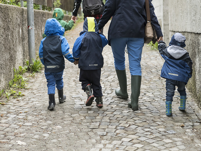 Le Conseil fédéral veut soutenir les parents qui travaillent