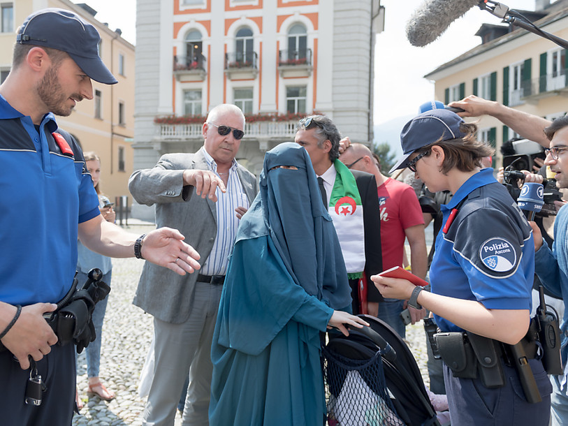 La Suissesse salafiste Nora Illi enfreint la loi à Locarno TI