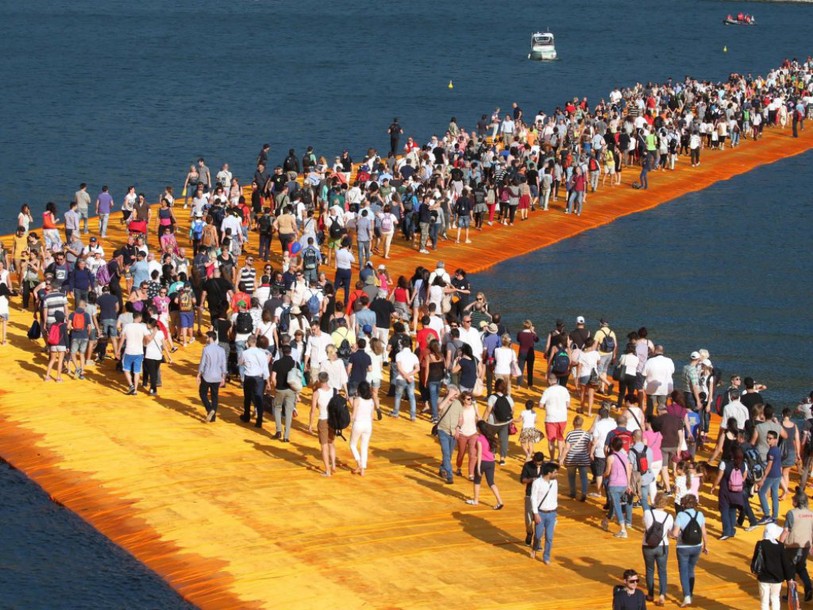 Immense succès public, les pontons de Christo en Italie vont fermer