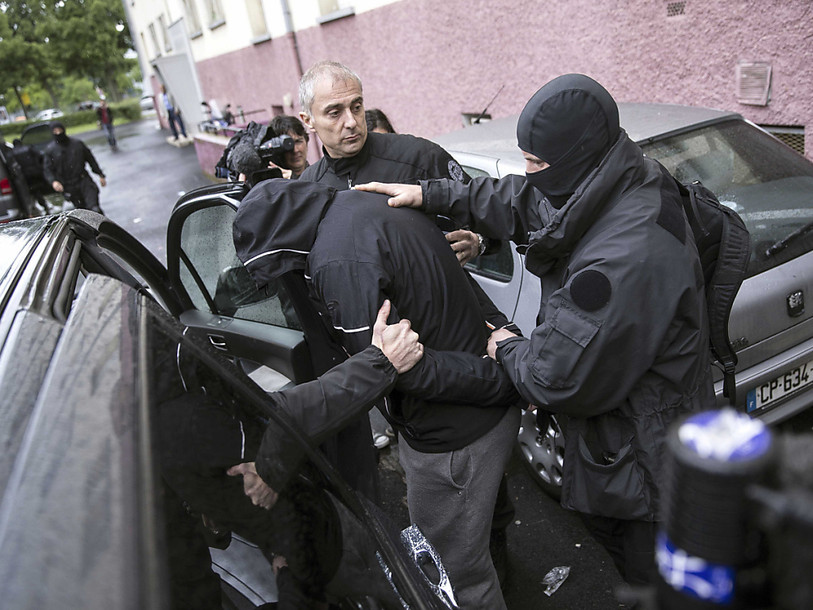 Trafics d'armes de guerre démantelés entre la Suisse et la France