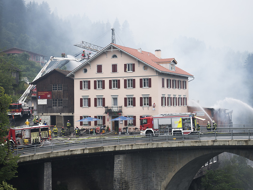 Grisons: un incendie détruit deux immeubles, 20 personnes évacuées