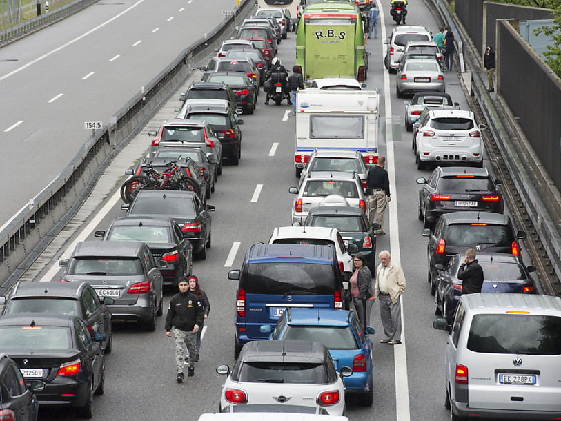 Les vacanciers allant vers le sud font la file au Gothard