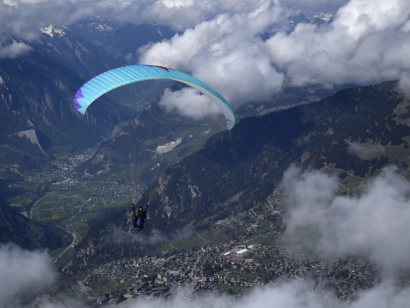 Un élève parapentiste s'écrase sur un toit aux Diablerets