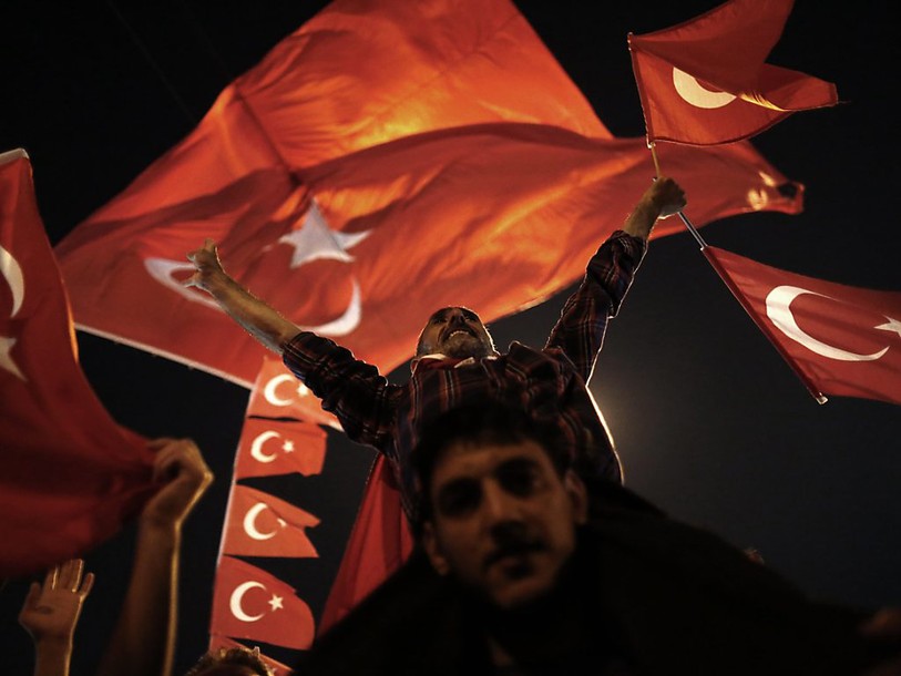 Des milliers de Turcs dans les rues après la tentative de putsch