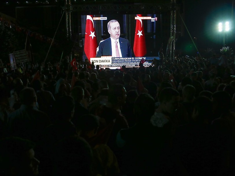 Erdogan instaure trois mois d'état d'urgence