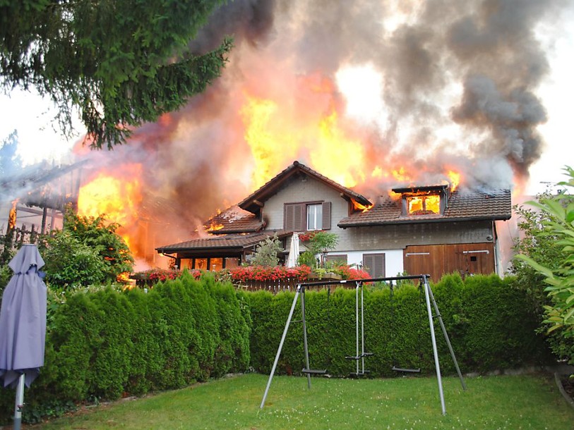 Maison et grange détruites par les flammes à Schleitheim (SH)