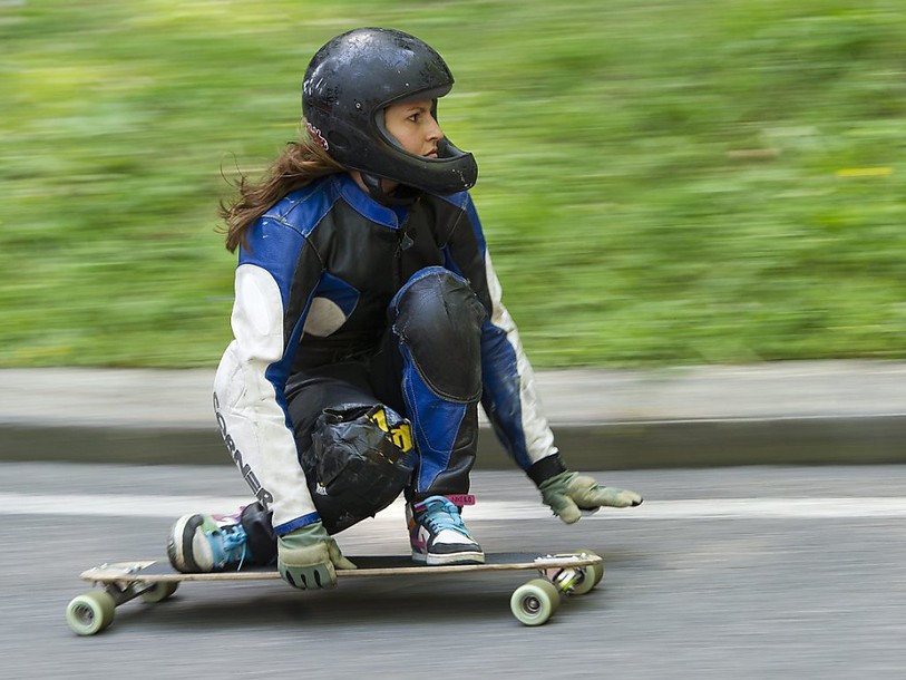 Ils descendent le col du San Bernardino en skate
