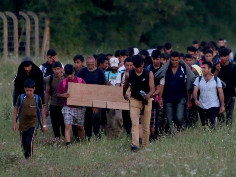 Des migrants marchent vers la Hongrie déterminés à entrer dans l'UE