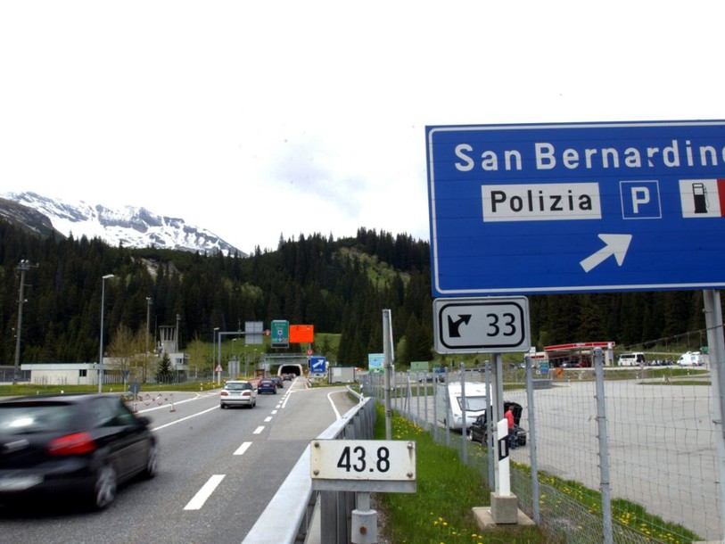 Il marche sur l'autoroute A13 et se fait happer par une voiture