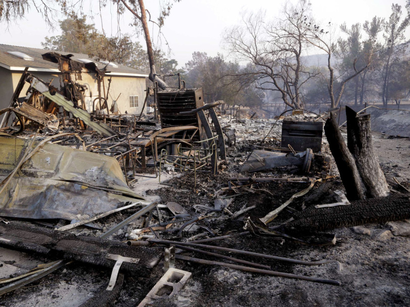 Des dizaines de milliers de personnes fuient les flammes