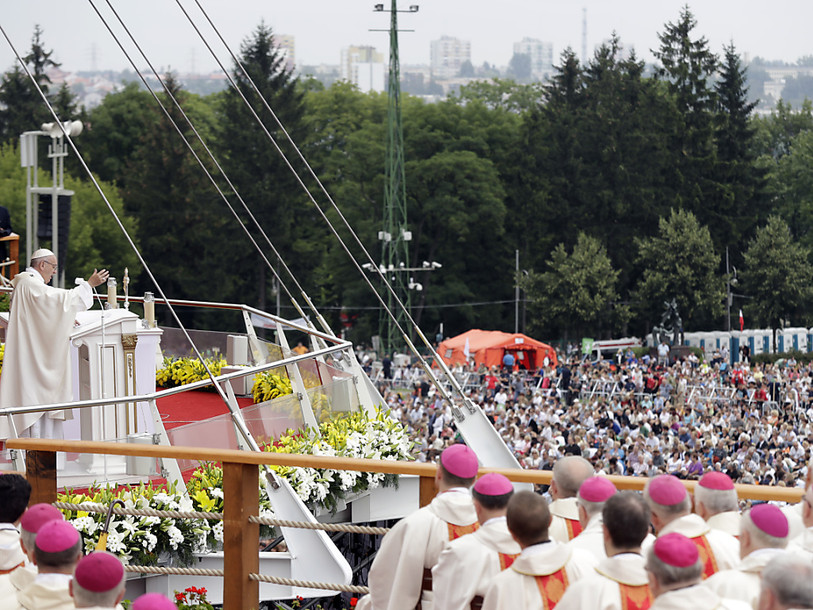 Premier grand bain de foule pour François à Czestochowa
