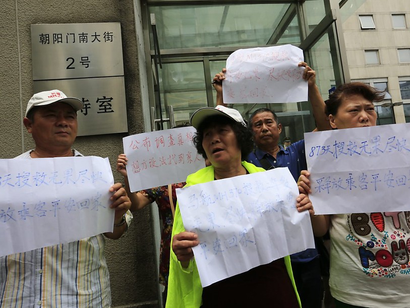 Des proches des disparus du vol MH370 manifestent à Pékin
