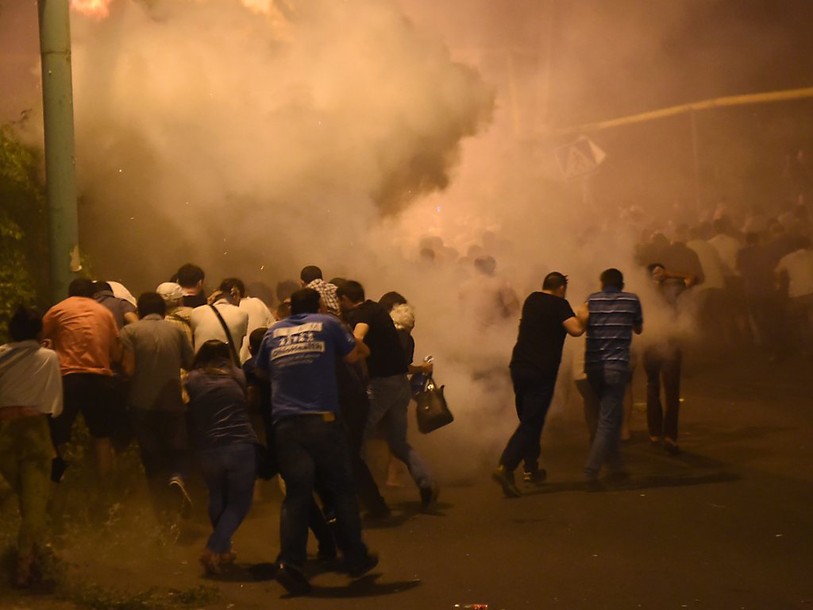 Des dizaines de blessés dans une nuit de violences à Erevan