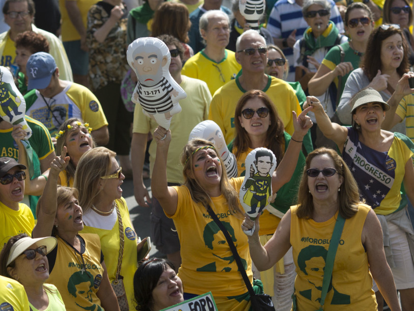 Les Brésiliens descendent dans la rue pour ou contre Rousseff