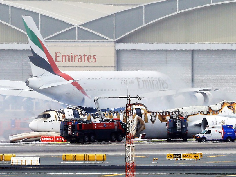Un avion d'Emirates rate son atterrissage à Dubaï: un pompier tué