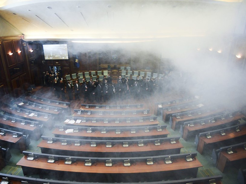 Un engin explosif lancé contre le Parlement du Kosovo