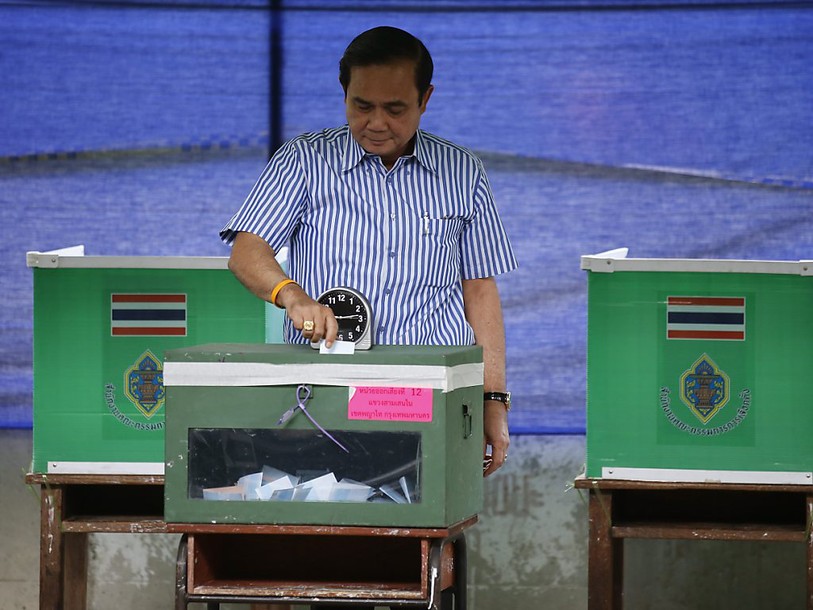 Adoption d'une Constitution controversée en Thaïlande