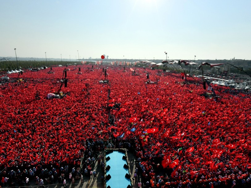 Manifestation géante à Istanbul contre le putsch manqué