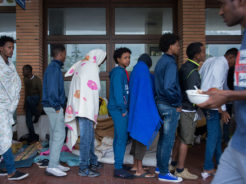 Des centaines de requérants bloqués à la frontière italo-suisse