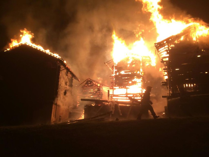 Le feu détruit six mazots en Valais