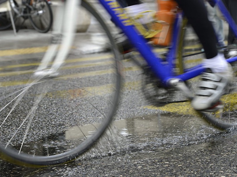 Une voiture volée percute deux cyclistes: un blessé grave