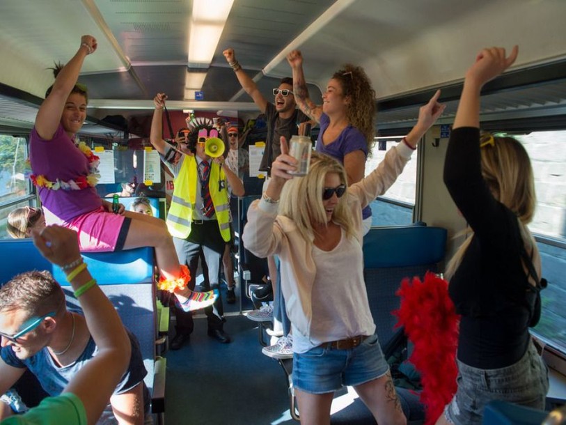 Les beats vrombissent: la 25e street parade est lancée à Zurich