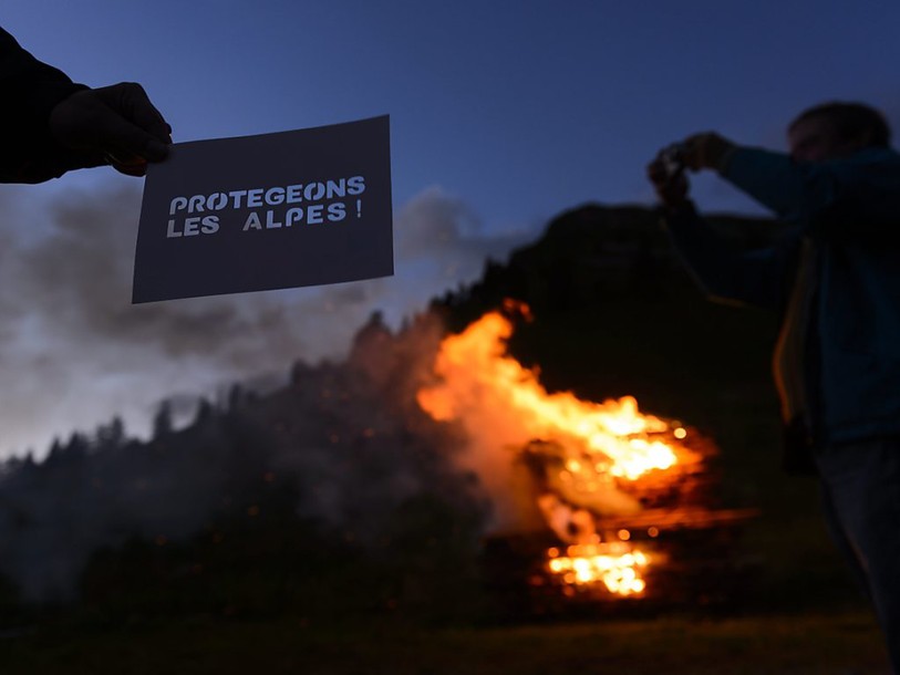 Feu de protestation symbolique sur le col du Simplon