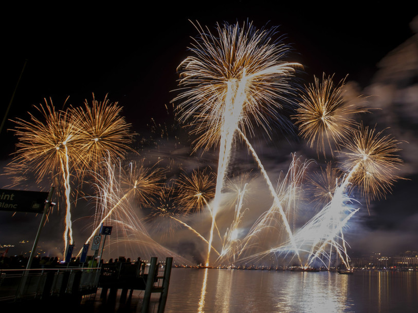 Le grand feu d'artifice attire des milliers de spectateurs