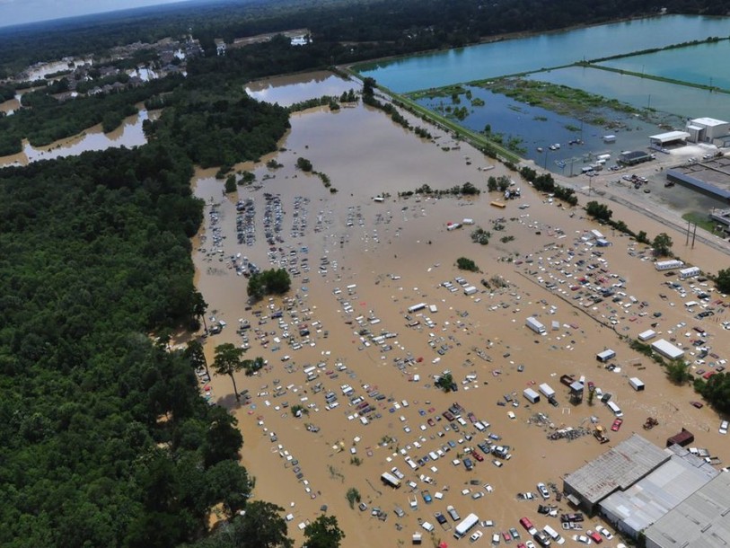 Des milliers d'évacuations face aux inondations et aux incendies
