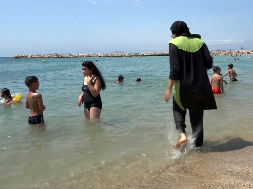 France: Valls soutient les maires qui interdisent le burkini