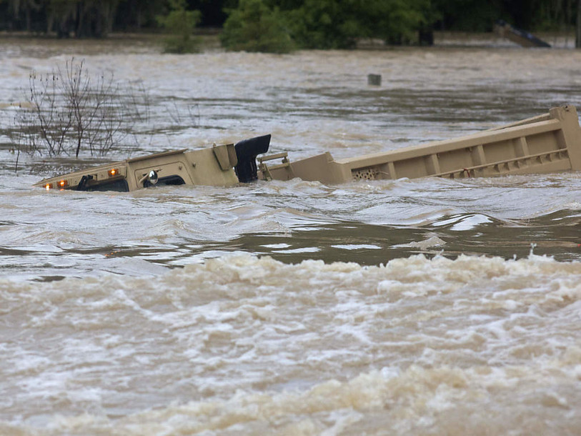 L'eau reflue en Louisiane, les habitants commencent à nettoyer