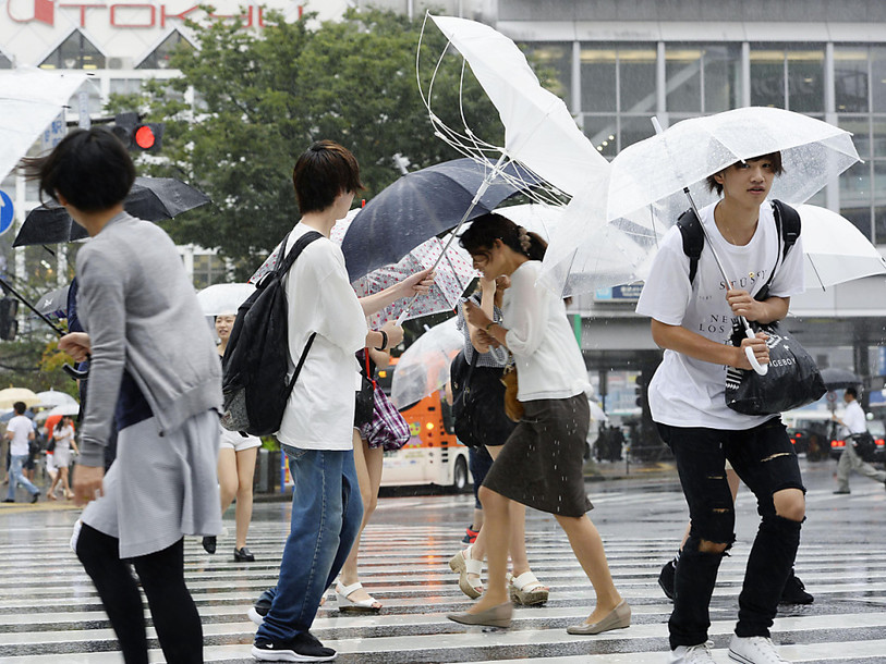 Le typhon Mindulle noie Tokyo sous des pluies diluviennes