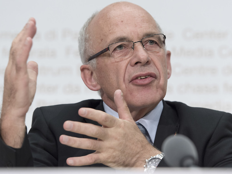 Maurer défend le travail des gardes-frontière à Chiasso