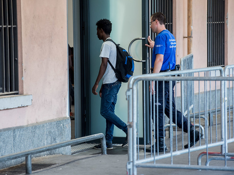 Les migrants moins nombreux à la frontière à Chiasso