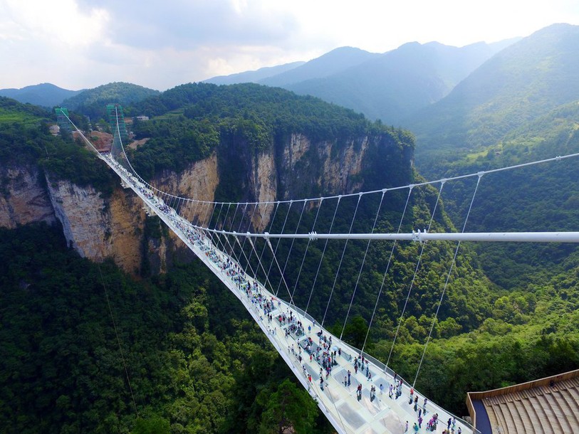 Chine: le pont en verre record déjà fermé face à l'affluence