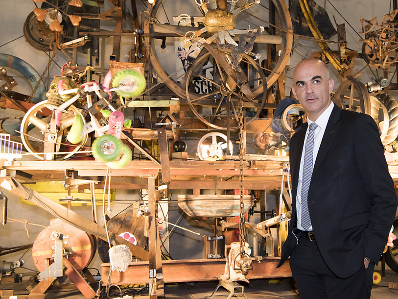 Un cortège 25 ans après l'enterrement de Tinguely