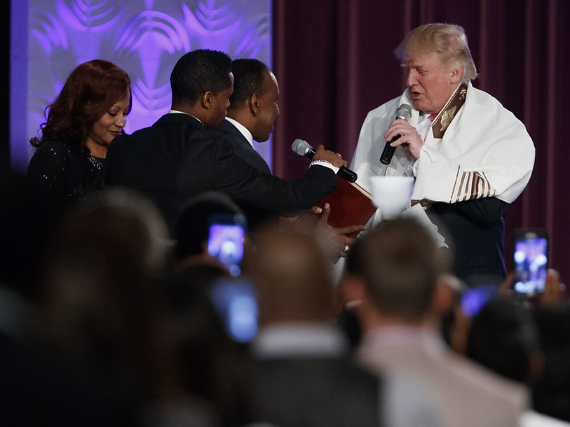 Trump promet des emplois à la communauté noire de Detroit