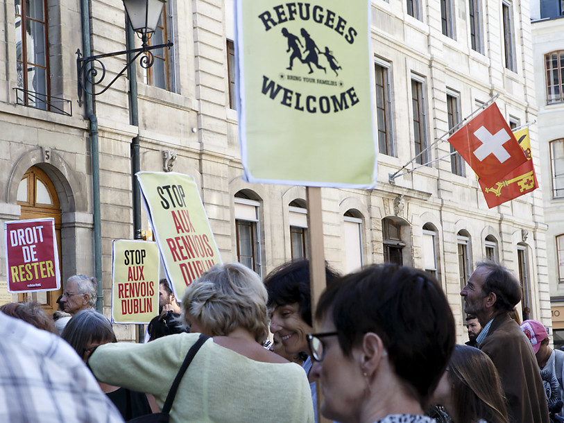 Une centaine de personnes sous les fenêtres de Pierre Maudet