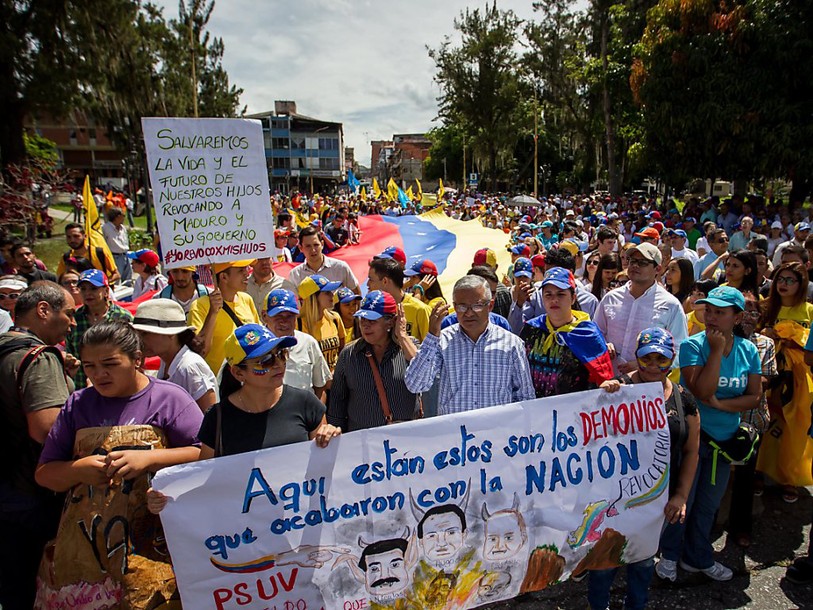 Pro et anti-Nicolas Maduro manifestent dans les rues du Venezuela