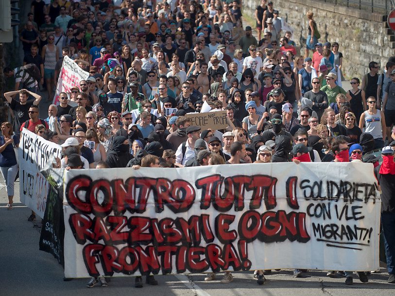 Plus de 250 personnes manifestent à Chiasso (TI)