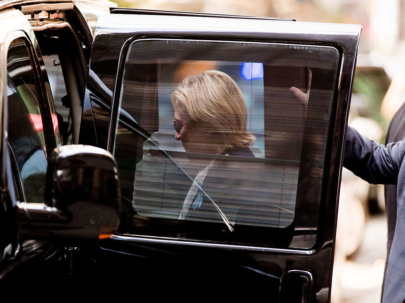 Hillary Clinton, qui souffre d'une pneumonie, fait un malaise