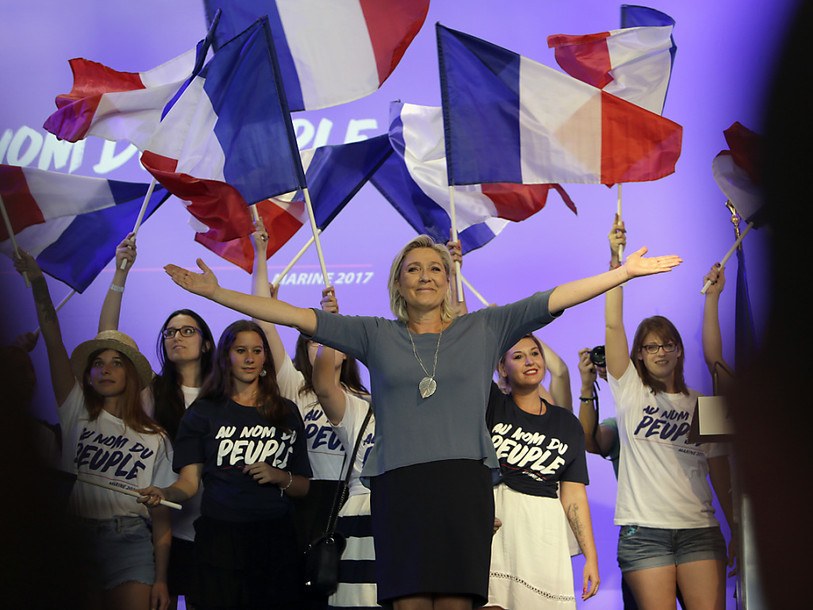 Marine Le Pen se pose en 