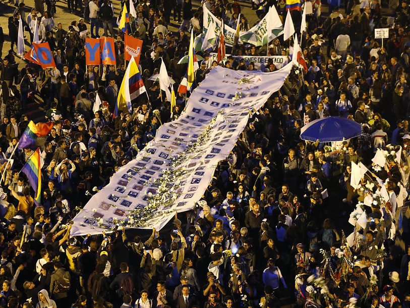 Des dizaines de milliers de personnes pour la paix en Colombie